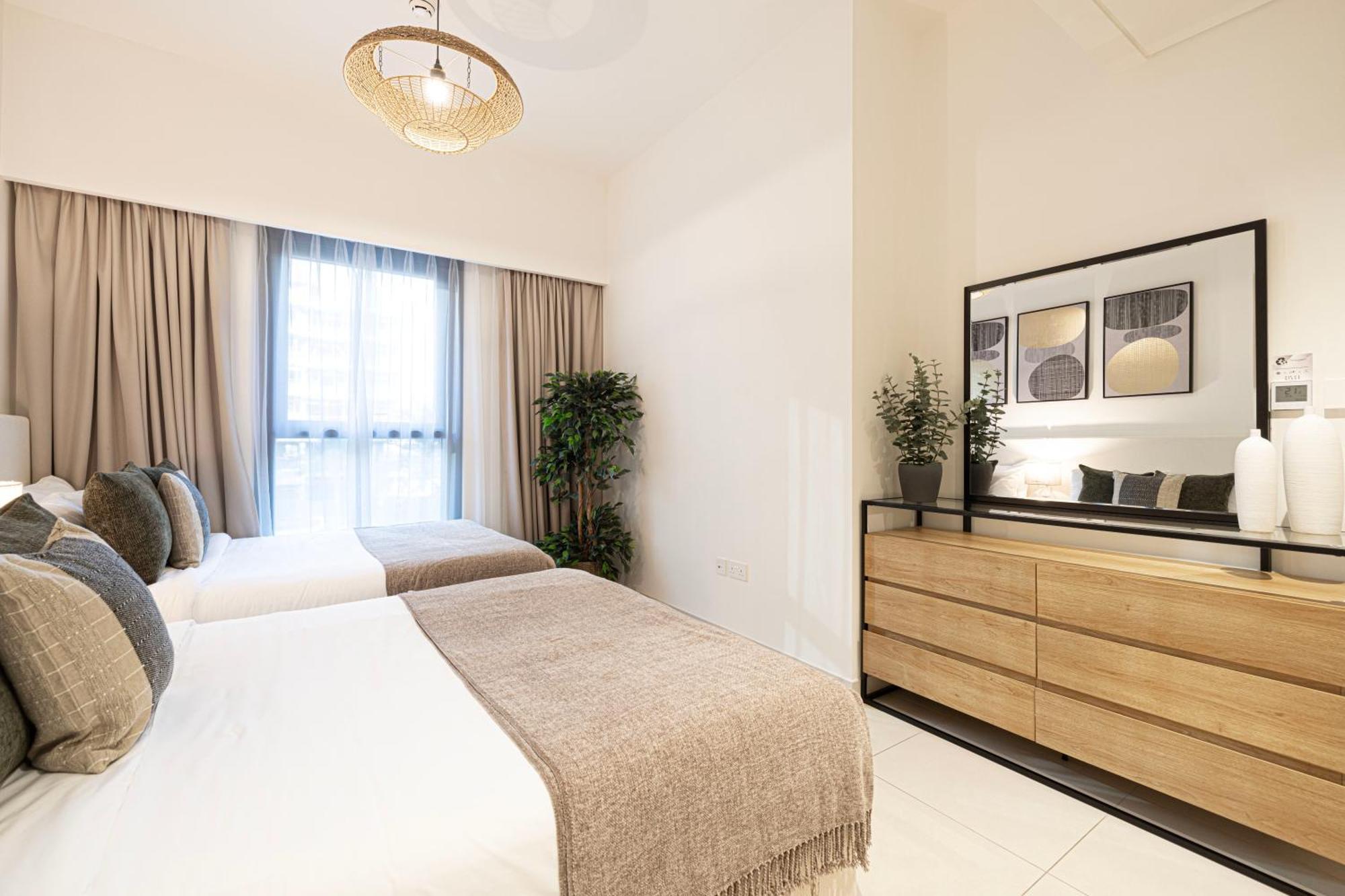 Burj Crown - First Class Boulevard View, 9 Min Walk Mall Apartment *
