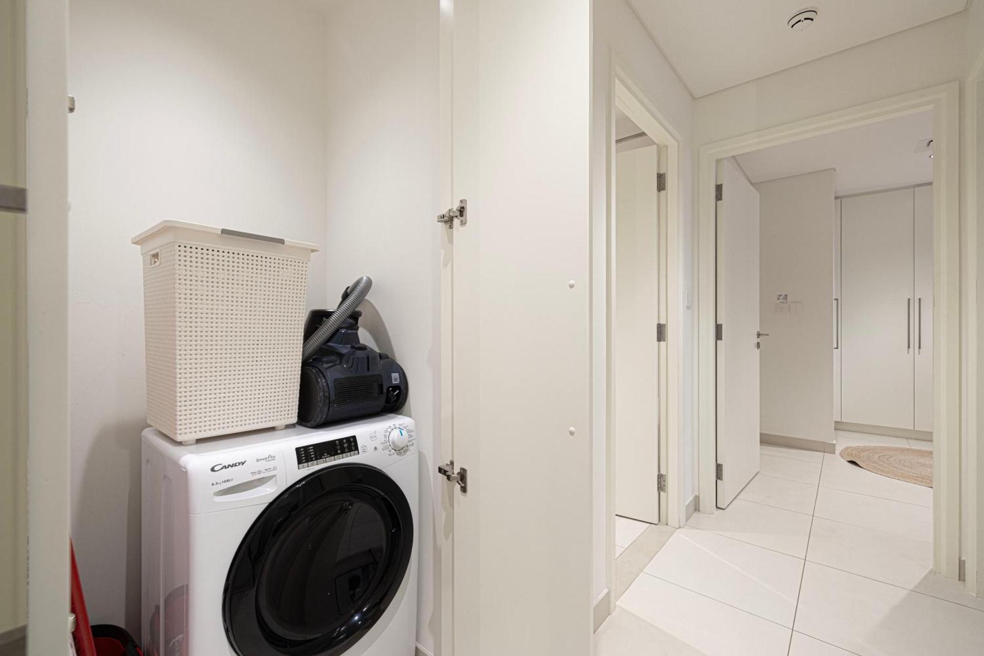 Apartment Burj Crown - First Class Boulevard View, 9 Min Walk Mall *